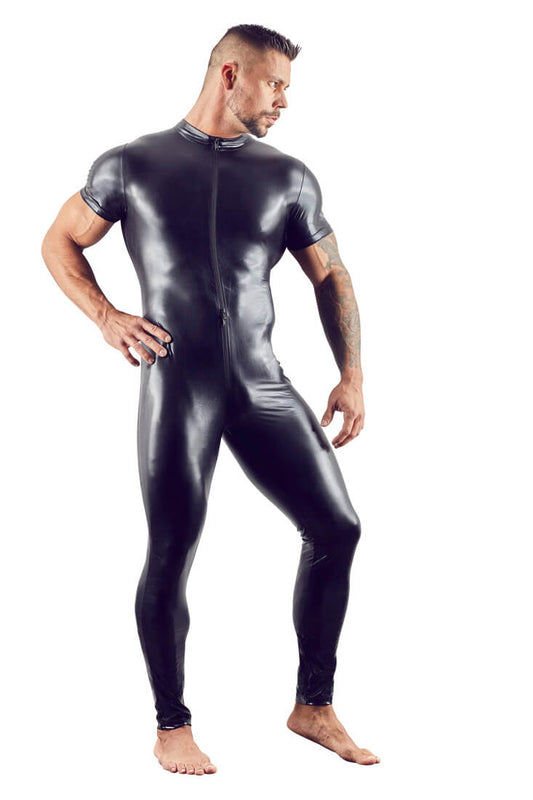 Körperbetonter Herren-Overall in Schwarz mit elastischem Wetlook-Material und 3-Wege-Reißverschluss vorne bis zum Schritt.