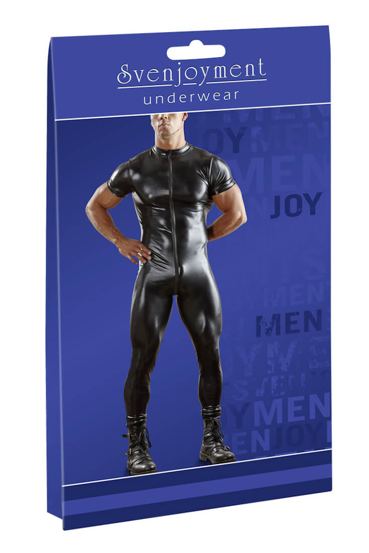 Schwarzer, körperbetonter Herren-Wetlook-Overall mit 3-Wege-Reißverschluss, präsentiert vor der originalen Verpackung.