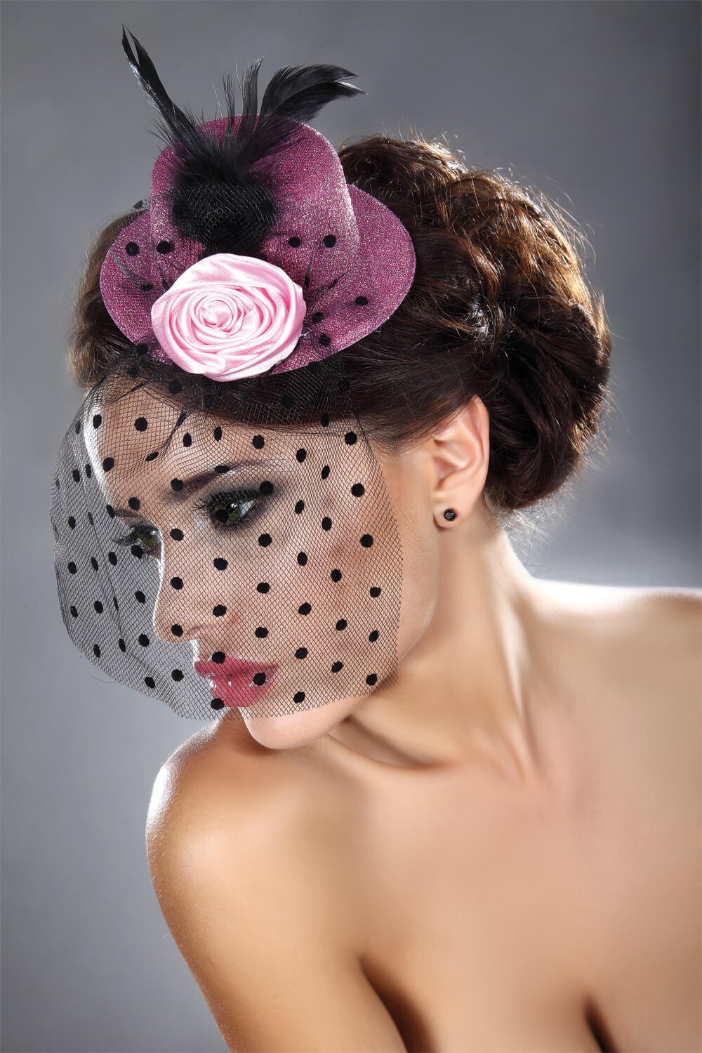 Funkelnder Fascinator "19" in Rosa mit Schleier