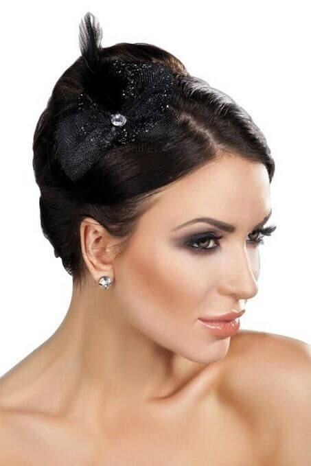 Mini Top Hat in Schwarz mit Federn, Steinchen und Schleife – ein perfektes Detail für kreative Looks und Events.