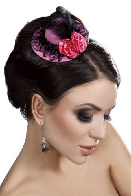 Romantischer Mini Top Hat in Hellrosa mit Spitzen, Satinband, Satinrosen und Federn für einen stilvollen Look