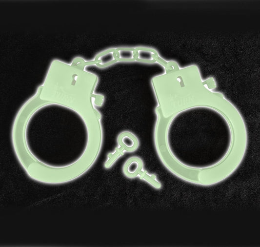 Nahaufnahme der leuchtenden Handschellen mit kurzer Verbindungskette.