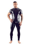 Enganliegender schwarzer Herren-Overall aus glänzendem Wetlook mit kurzem Arm und schmalem Bein, der die männliche Figur betont.