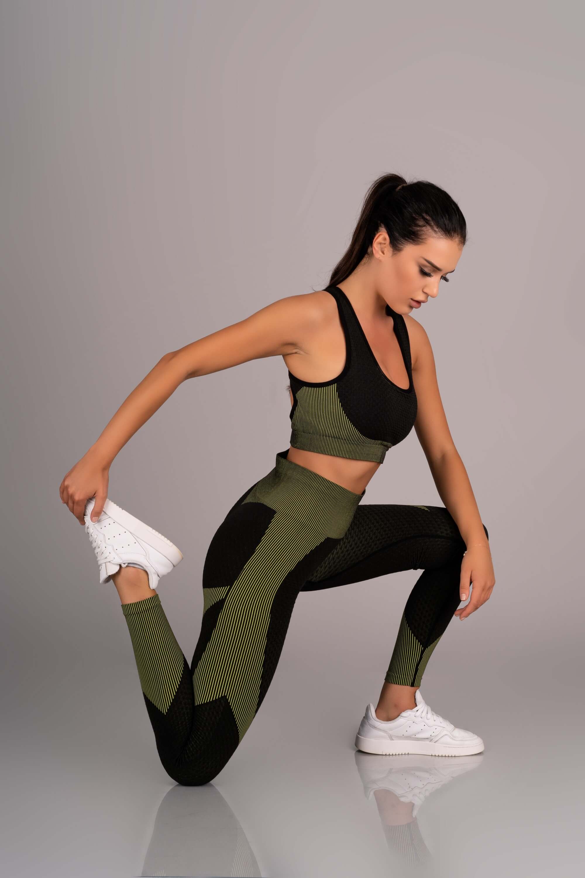 Merribel Yoga-Outfit: Bequeme Leggings, Top mit überkreuztem Rücken und vielseitige Longsleeve-Jacke für aktiven Lifestyle.
