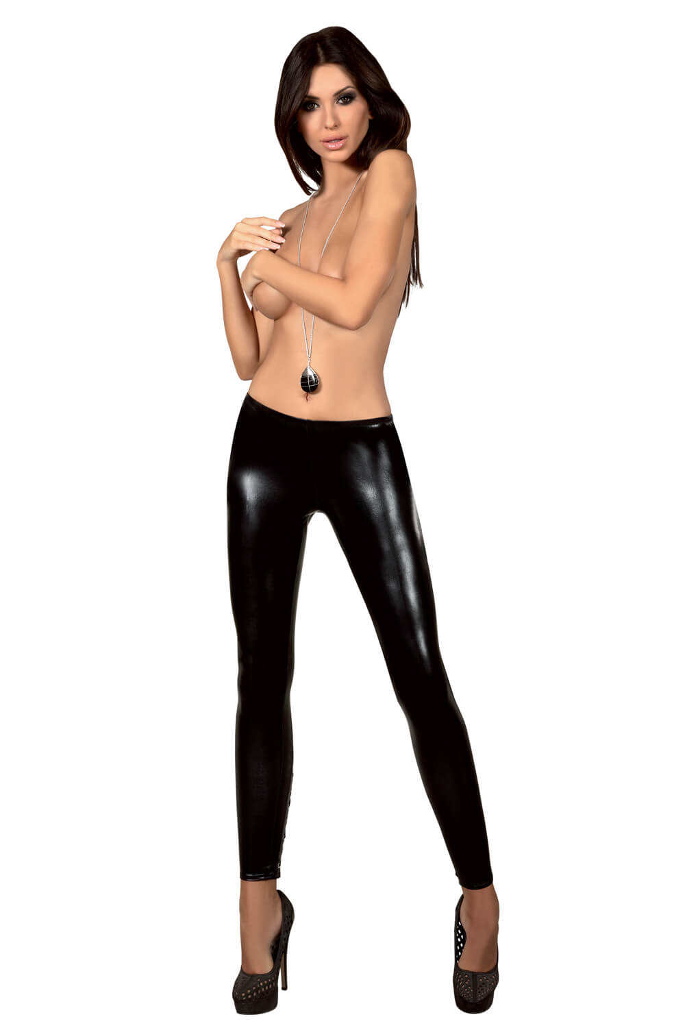 Seitliche Studio-Pose hebt das hochelastische Material und die Passform der schwarzen Clubwear-Leggings hervor.