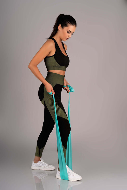 Yoga-Anzug von Merribel: Formgebende Leggings, stylisches Top und praktische Jacke mit Fingerschlaufen für Komfort.