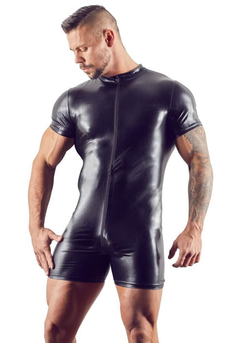 Körperbetonter Kurzoverall aus schwarzem Wetlook mit Stehkragen und Reißverschluss vorn.
