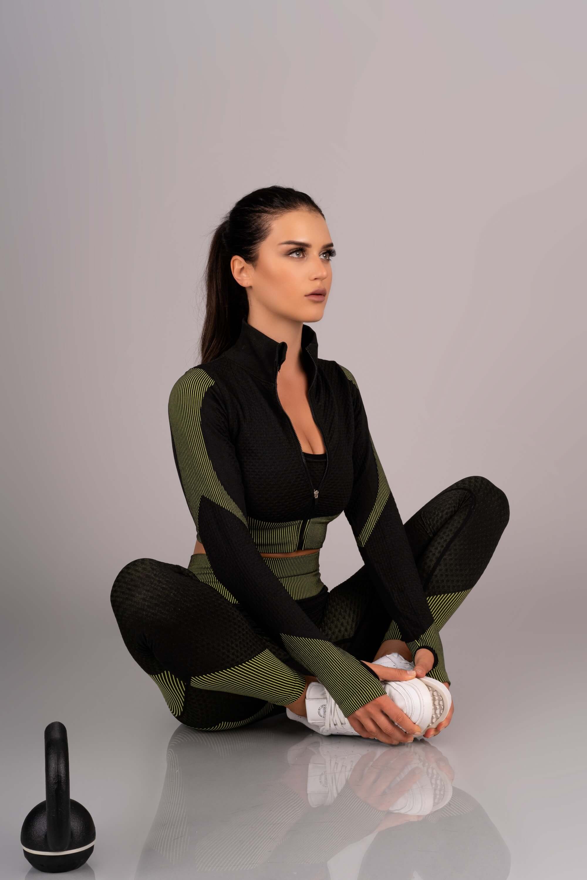 3-teiliges Yoga-Set: Shaping-Leggings, Top mit abnehmbaren Polstern und Longsleeve-Jacke für Bewegungsfreiheit.