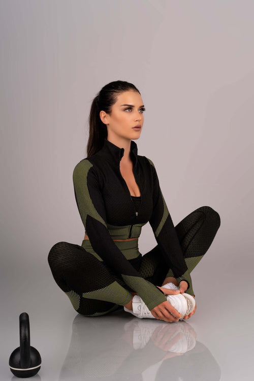 3-teiliges Yoga-Set: Shaping-Leggings, Top mit abnehmbaren Polstern und Longsleeve-Jacke für Bewegungsfreiheit.