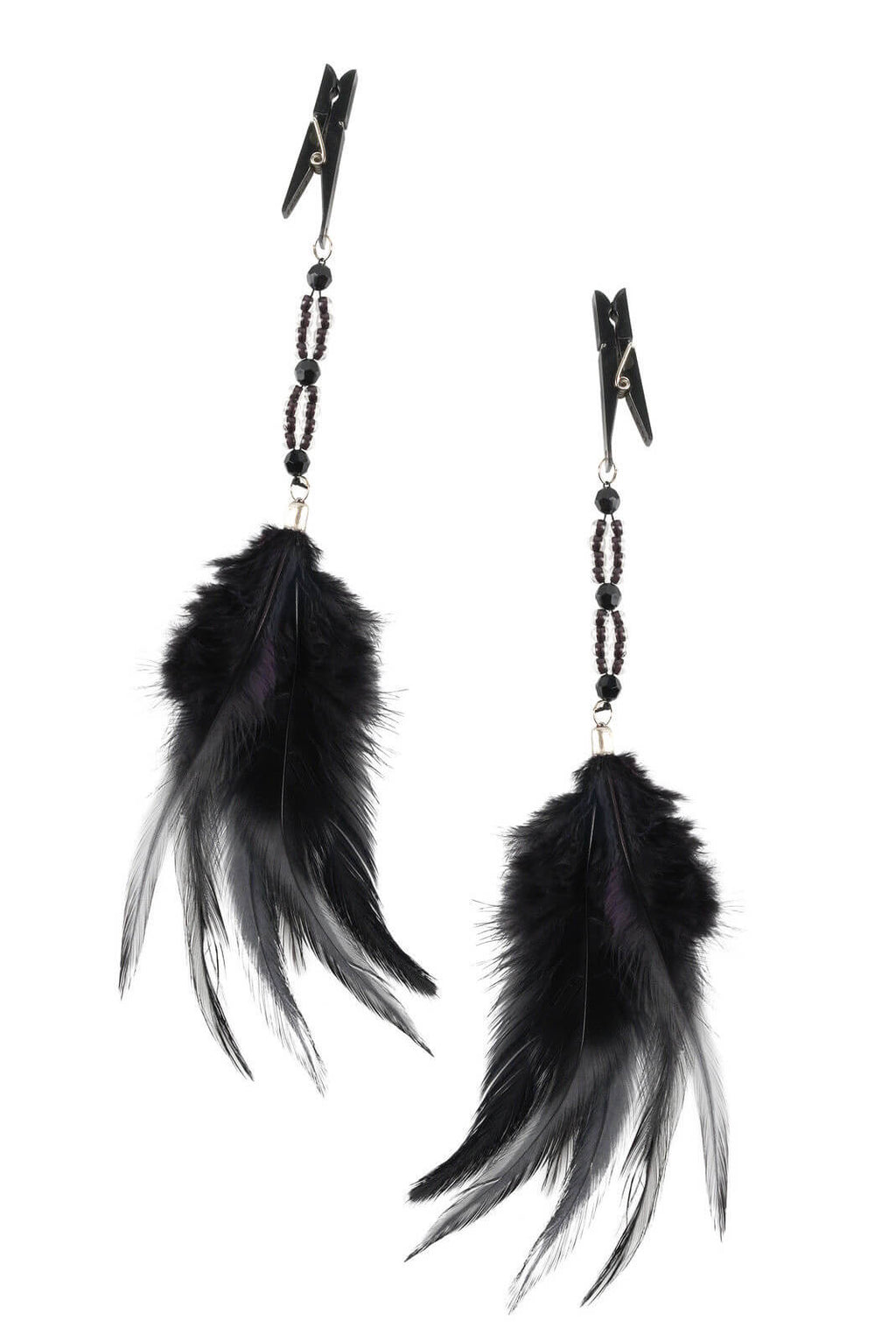Schwarze Nippelklemmen mit Federn und Perlen als Bondage-Accessoire.