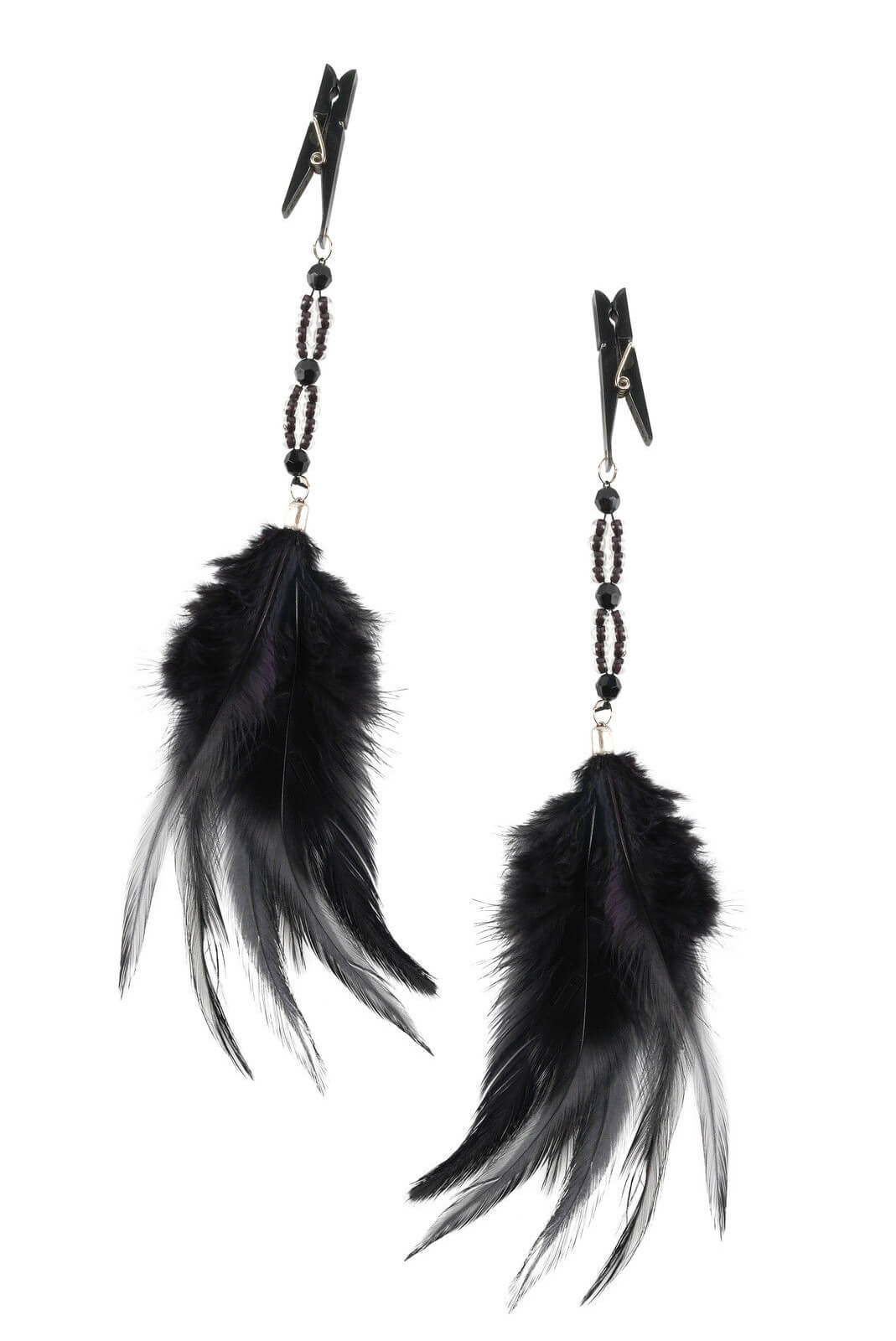 Schwarze Nippelklemmen mit Federn und Perlen als Bondage-Accessoire.