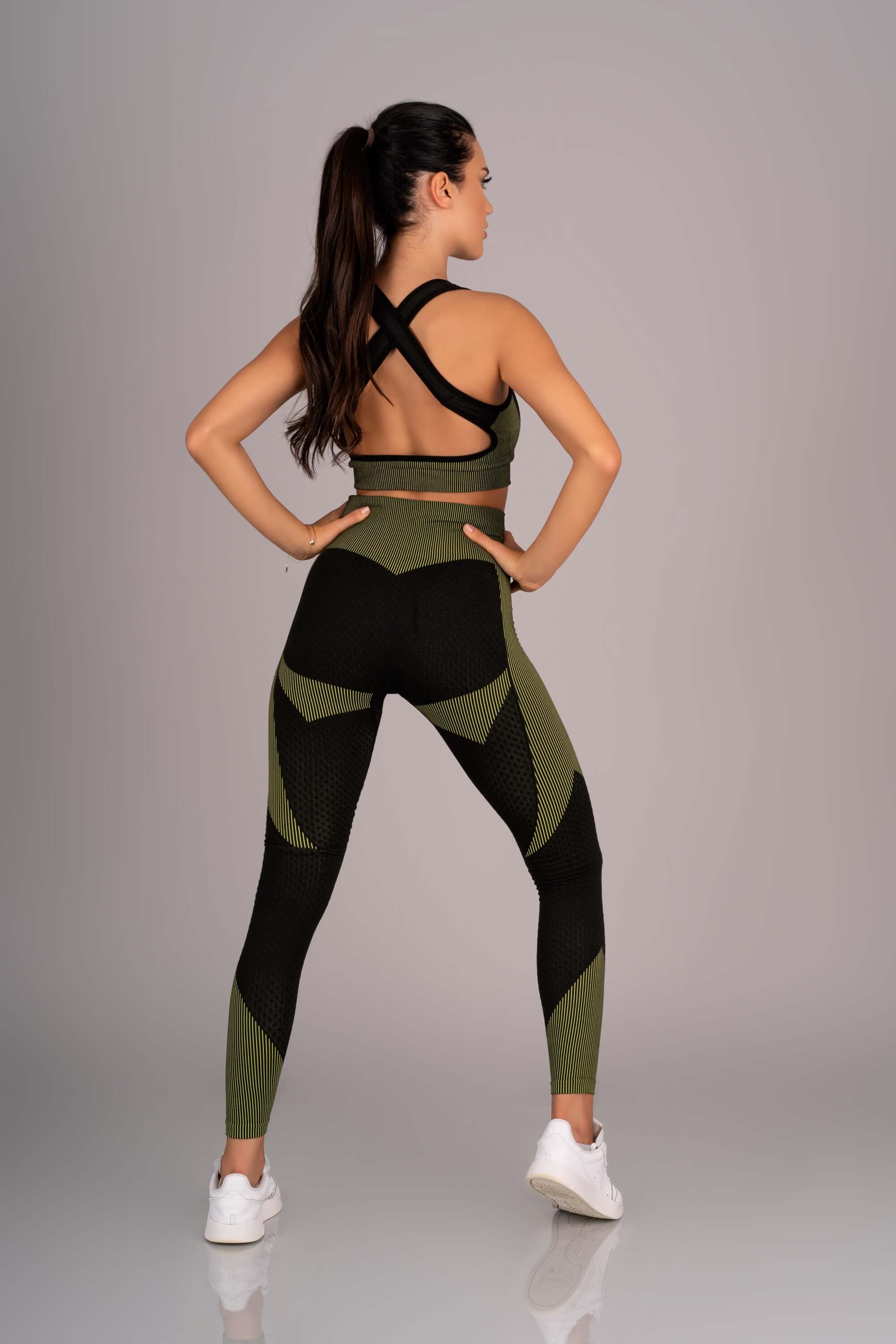 3-teiliges Yoga-Set von Merribel: Formgebende Leggings, stylisches Top und Jacke mit Fingerschlaufen für maximale Bewegungsfreiheit.