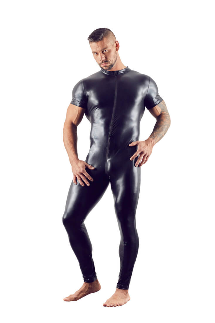 Eng geschnittener Overall für Herren in schwarzem Wetlook mit praktischem 3-Wege-Reißverschluss von der Brust bis zum Schritt.