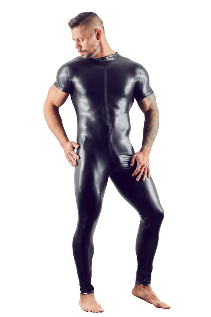 Glänzender Herren-Overall aus Wetlook mit körpernahem Schnitt, der die Silhouette betont und durch den vorderen Reißverschluss spannende Einblicke bietet.