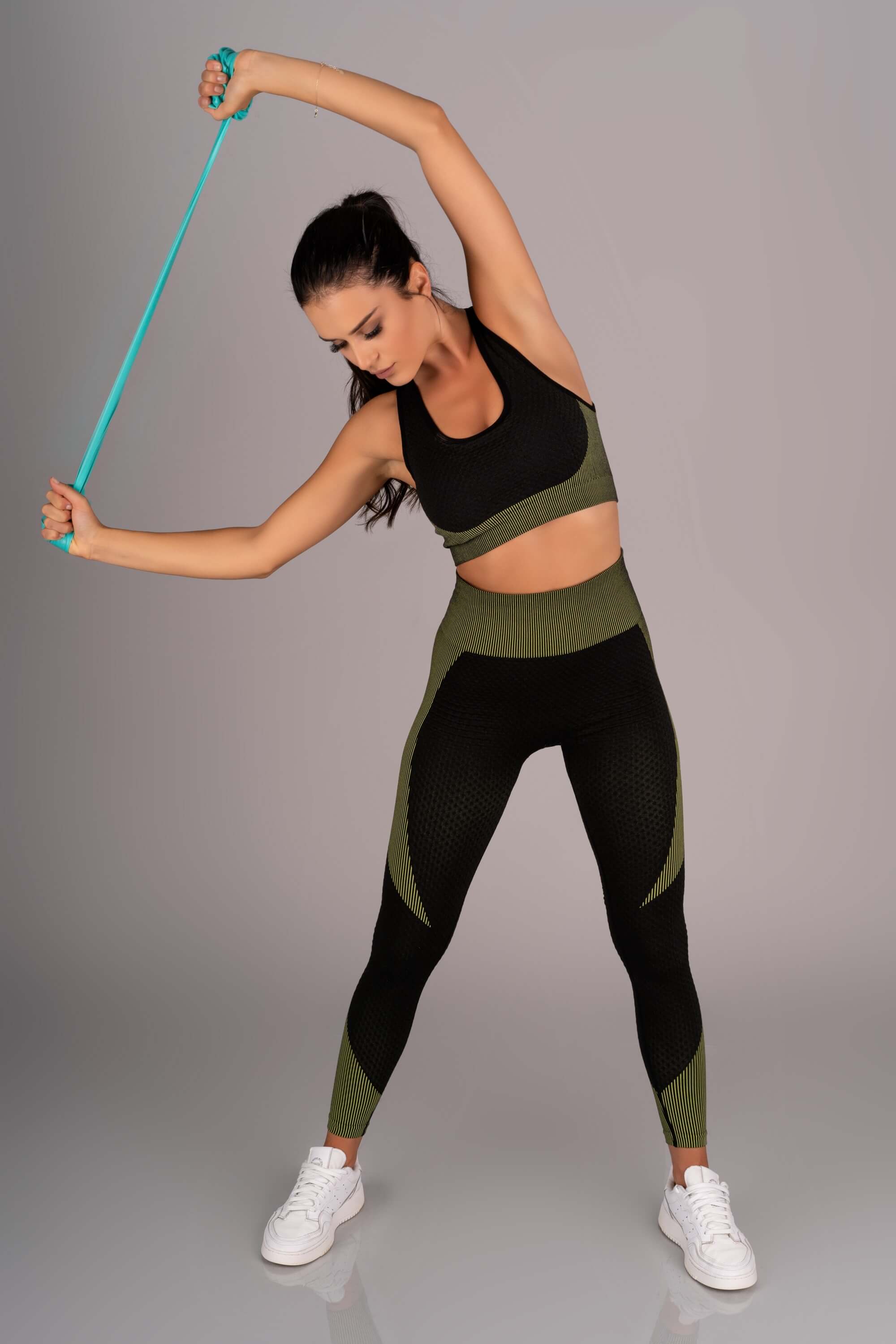 Merribel 3-teiliges Set: High-Waist-Leggings, Top mit abnehmbaren Polstern und Longsleeve-Jacke für alle Yoga-Asanas.