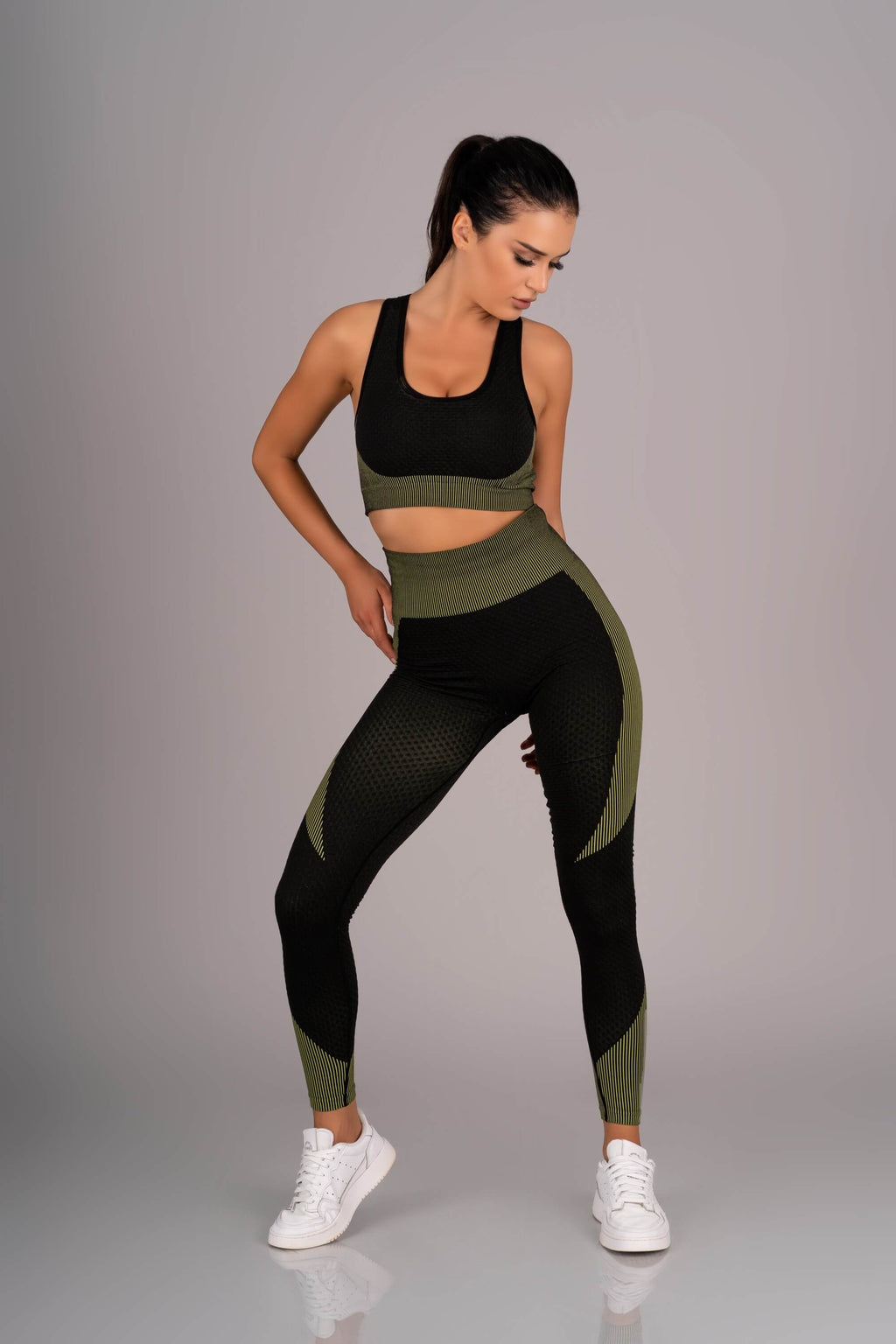 Yoga-Set von Merribel: Formende Leggings, bequemes Top mit abnehmbaren Polstern und vielseitige Jacke für Fitness und Alltag.