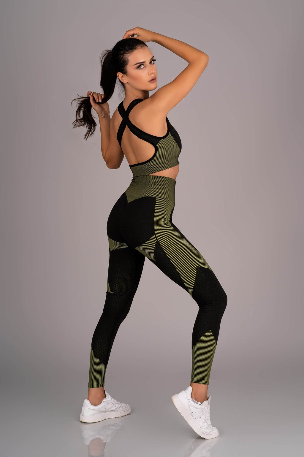 Merribel Yoga-Outfit: Shaping-Leggings, Top mit abnehmbaren Polstern und Jacke mit Fingerschlaufen für maximalen Komfort.