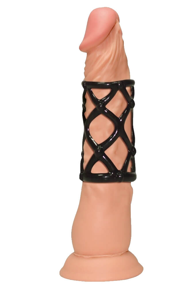 Schwarze Penishülle „Orgasmus Wunder“ mit gitterartiger Struktur auf einem Dildo getragen.