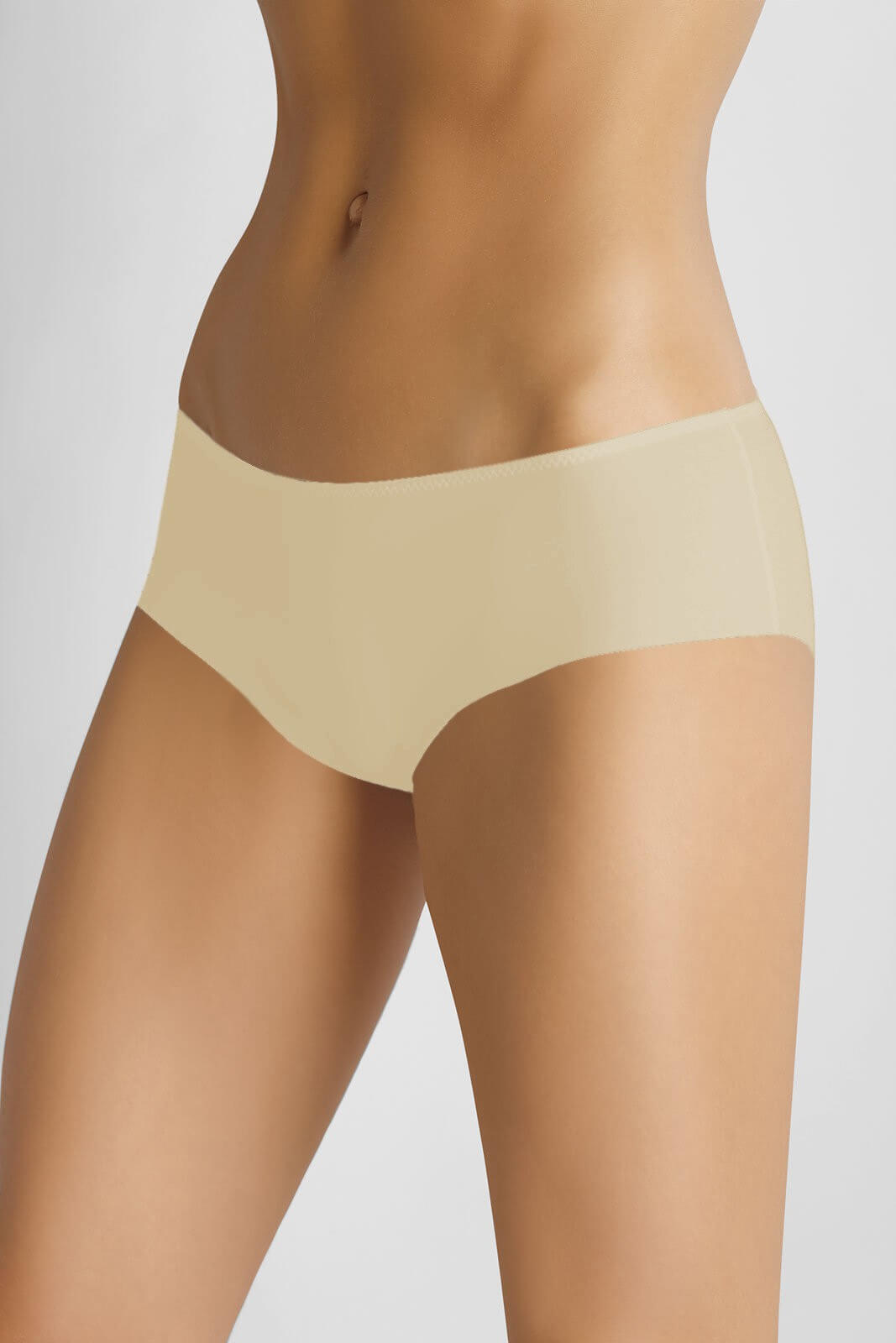 Nude-farbene Panty „Vestiva“ mit dünnem Futter und elastischem Bund.